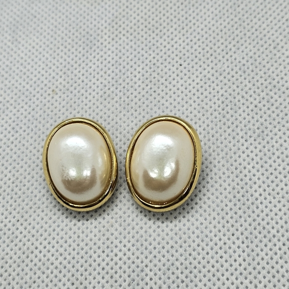 Liz Claiborne Clip on Pearl Earrings - Picture 2 of 6